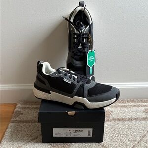 OluKai | Men’s Anau Pickleball/Tennis Sneakers |
Rock/Lava Rock | size 10